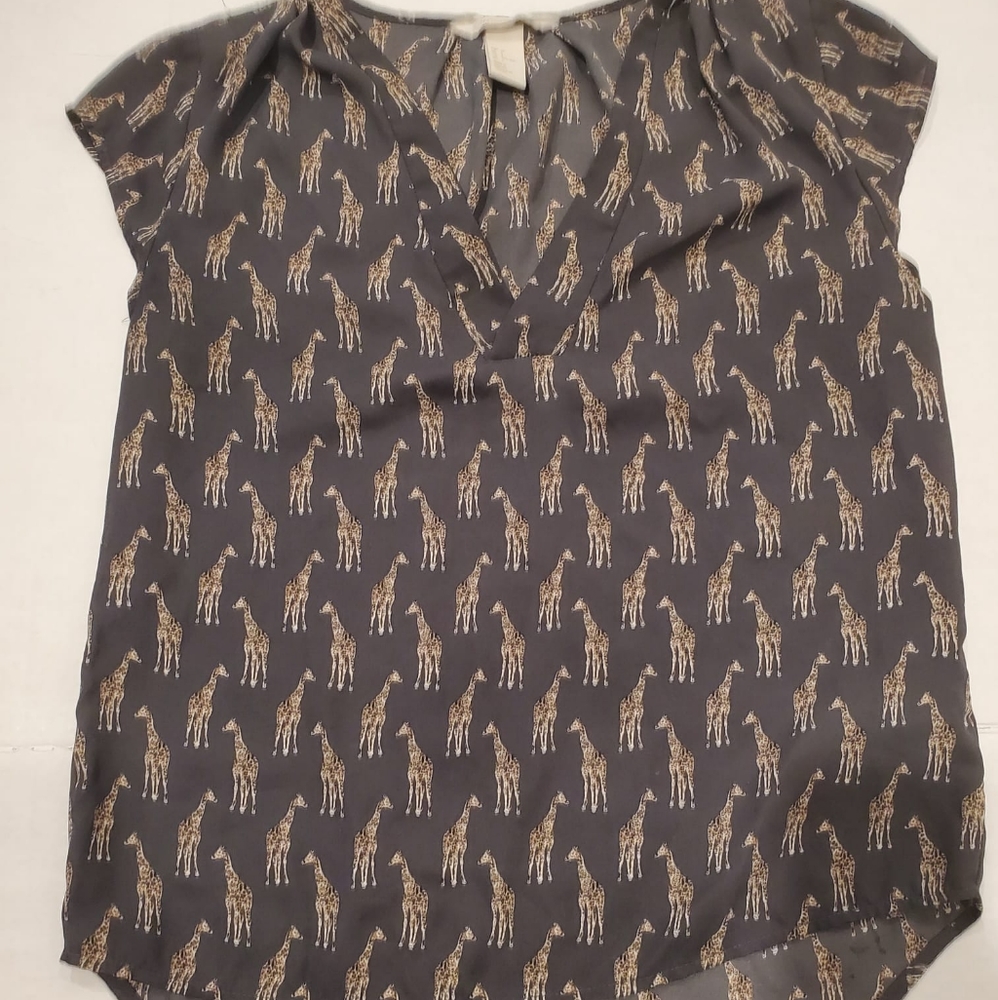 EUC, H&M Conscious Blouse Women's Size 2 Gray Giraffe‎ Print V-Neck Cap Sleev…